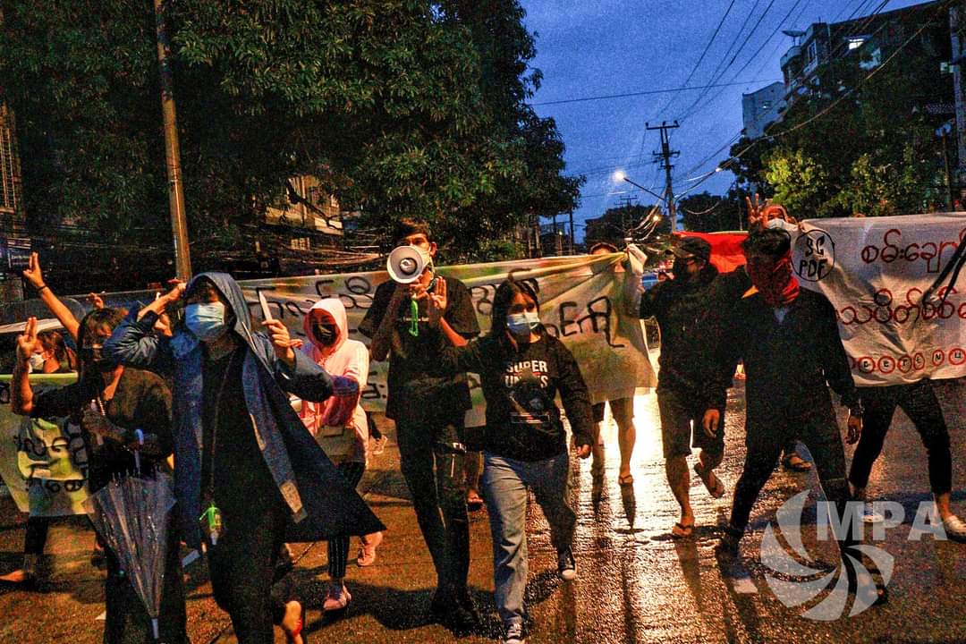 m_krl1's tweet image. Youths and locals from #Yangon staged a peaceful strike ,chanted slogans and raised three fingers salute against military dictatorship tonight(Oct17) along with flambeau and candlelights despite Junta’s brutal abductions and deadly assualts.
#Oct17Coup  
#WhatsHappeningInMyanmar