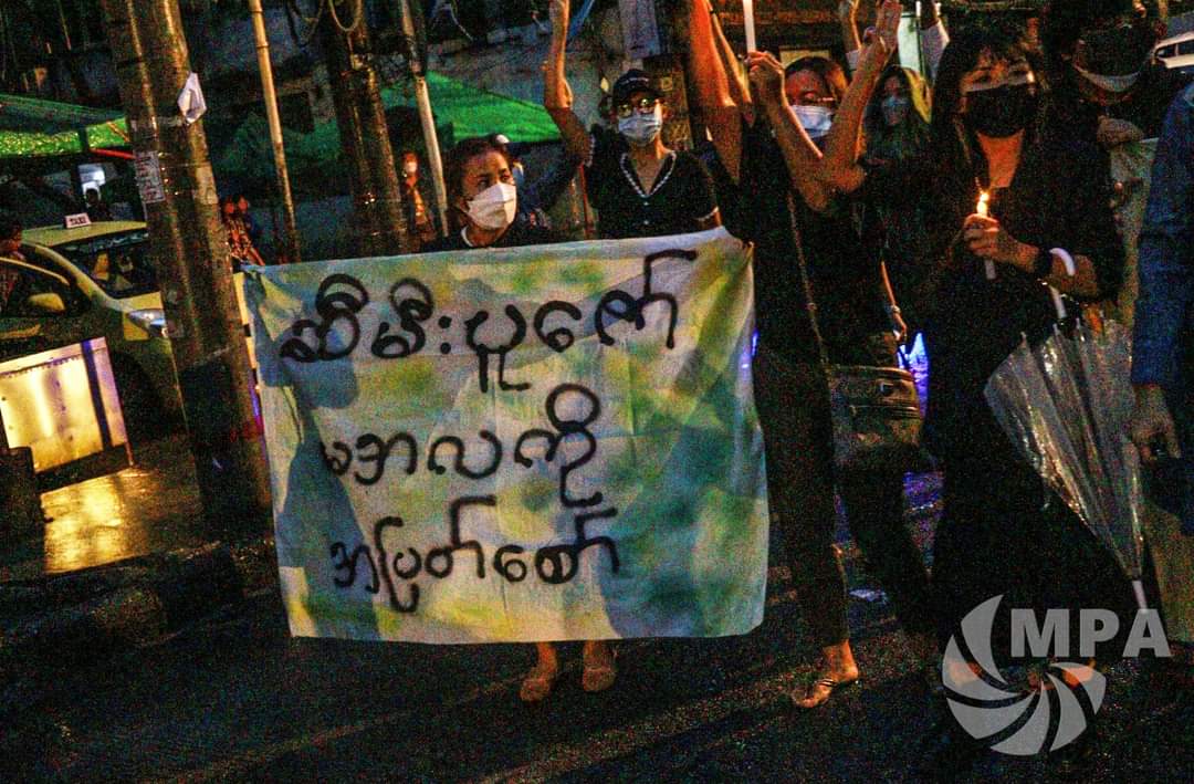m_krl1's tweet image. Youths and locals from #Yangon staged a peaceful strike ,chanted slogans and raised three fingers salute against military dictatorship tonight(Oct17) along with flambeau and candlelights despite Junta’s brutal abductions and deadly assualts.
#Oct17Coup  
#WhatsHappeningInMyanmar