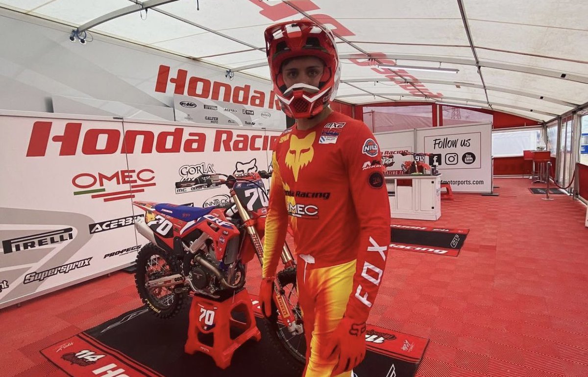 AarkkosTV's tweet photo. C’est moi ou Fernandez il a la 2022 sous le auvent et il roule avec la 2021 là ? 😩 #MXGPFRANCE #DimancheMX https://t.co/JEiDEZ2wDq