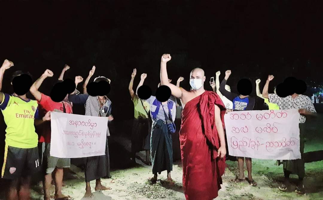 m_krl1's tweet photo. Even though military terrorists tighten the security and conducts brutal assualts,#PyiGyiTakon strike led by the Pro-democracy Buddhist monk and residents was held tonight(Oct17) in #Mandalay along with three fingers salute & chanted slogans.
#Oct17Coup
#WhatsHappeningInMyanmar https://t.co/SyxljypGYC