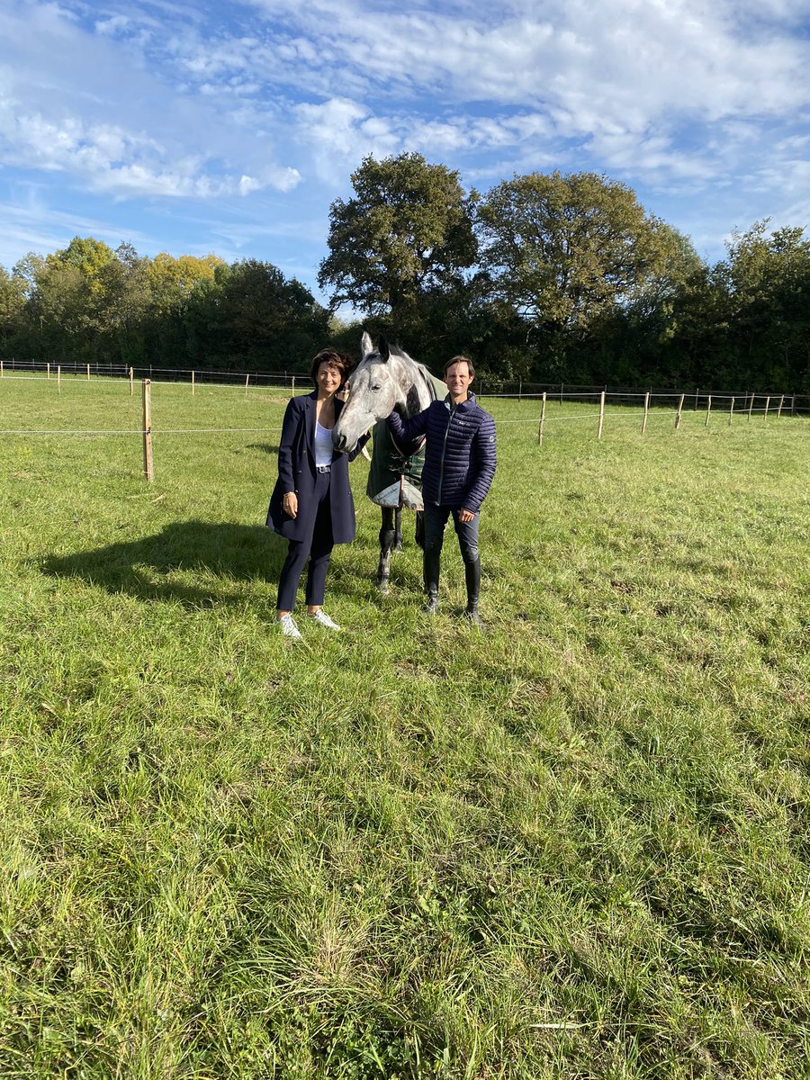 isabelleleroy4's tweet photo. Une journée sur le thème du #cheval avec des rencontres et des moments incroyables : notre champion @nicolastouzaint, les musicales du @le_cadre_noir , la très belle exposition #artcheval en collaboration artistique avec @fontevraud , la rencontre avec l’#IFCE ….#culture #sport https://t.co/v88q1gpci8