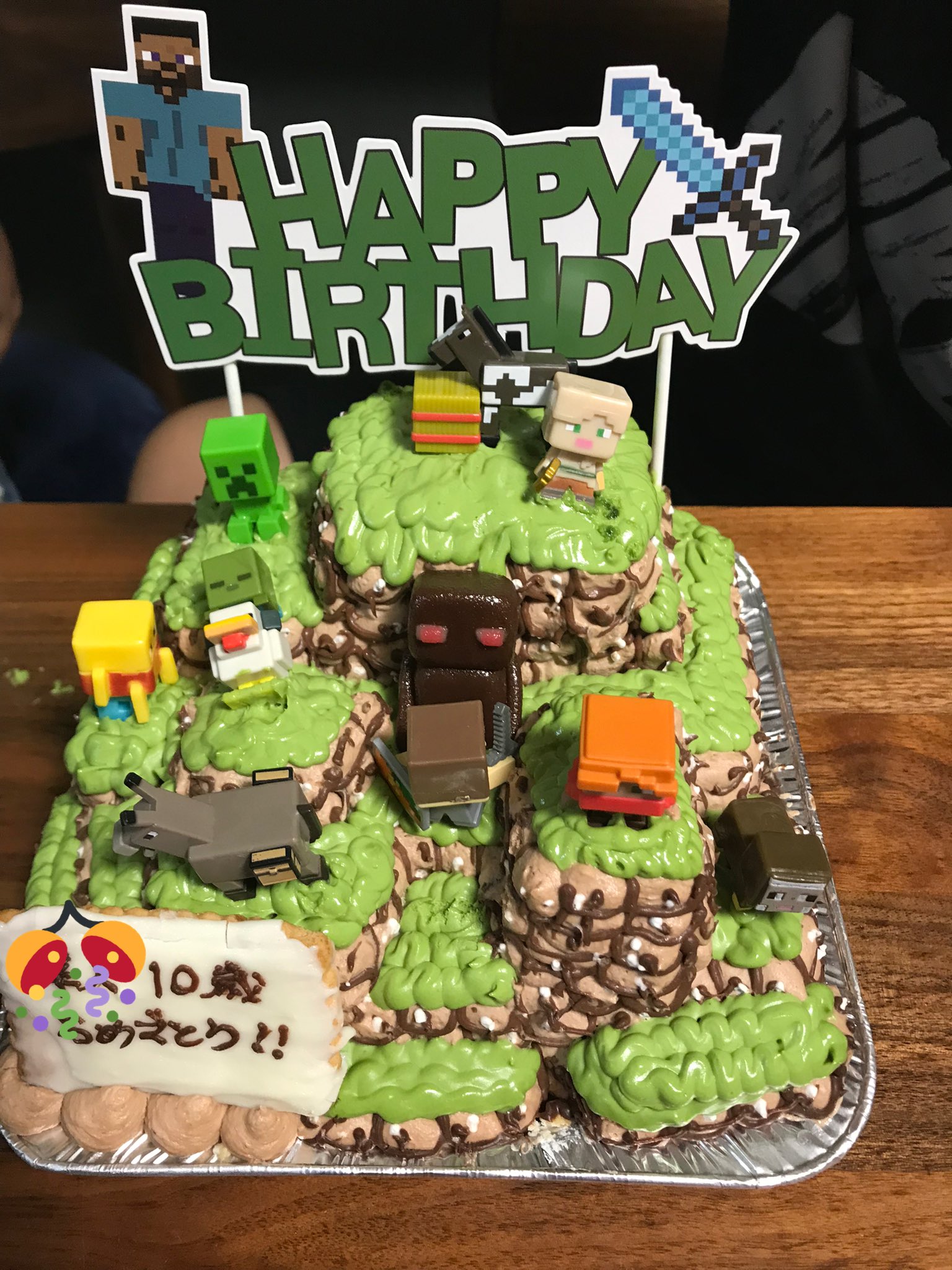 Sawa 今年は産後のため妻の手作りとはいかなかったものの 10歳の特別な誕生日にとマイクラケーキをリュレニオさんに作ってもらいました エンダーマンはマジパンで作ってもらい 他のモブやpopは別で調達 冷凍で届いたケーキ クリームもスポンジも