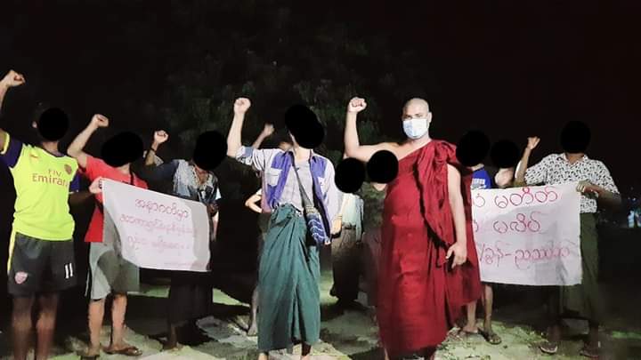 b3rry_y's tweet image. Pyikyitakon night strike including a monk and residents peacefully protested against the terrorist dictatorship tonight.

LEGALIZATION OF NUG
#WhatsHappeningInMyanmar
#Oct17Coup