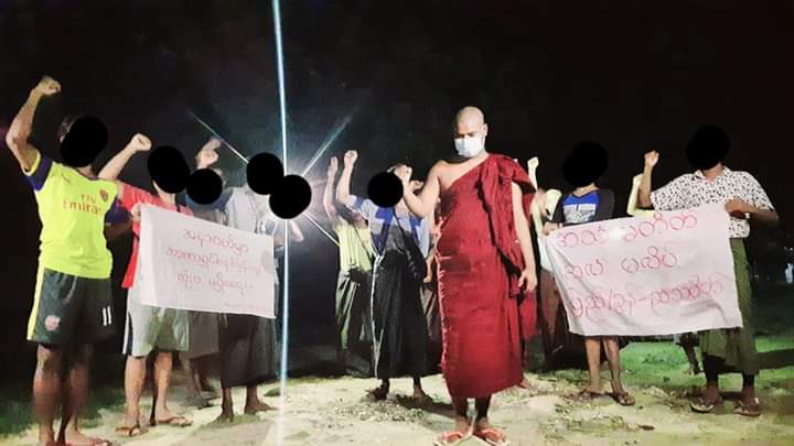 b3rry_y's tweet image. Pyikyitakon night strike including a monk and residents peacefully protested against the terrorist dictatorship tonight.

LEGALIZATION OF NUG
#WhatsHappeningInMyanmar
#Oct17Coup