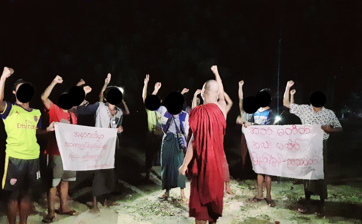 Wamtha2021's tweet image. အကြမ်းဖက်စစ်ကောင်စီတပ်တွေ လိုက်လံဖမ်းဆီးခြိမ်းခြောက်နေသည့်ကြားက သွေးမအေးတဲ့မန္တကေ အသံမတိတ်တဲ့ ပြည်/ခွန်သပိတ်...

#မပူးပေါင်းဘူး 
#လုံးဝလက်မခံဘူး 
#ကြောက်ခေတ်ကိုမှောက်ပစ်ကြ 
#အရေးတော်ပုံမုချအောင်ရမည် 

#အဂ္ဂဝံသ

#AcceptNUG_RejectMilitary
#Oct17Coup  
#WhatsHappeningInMyanmar