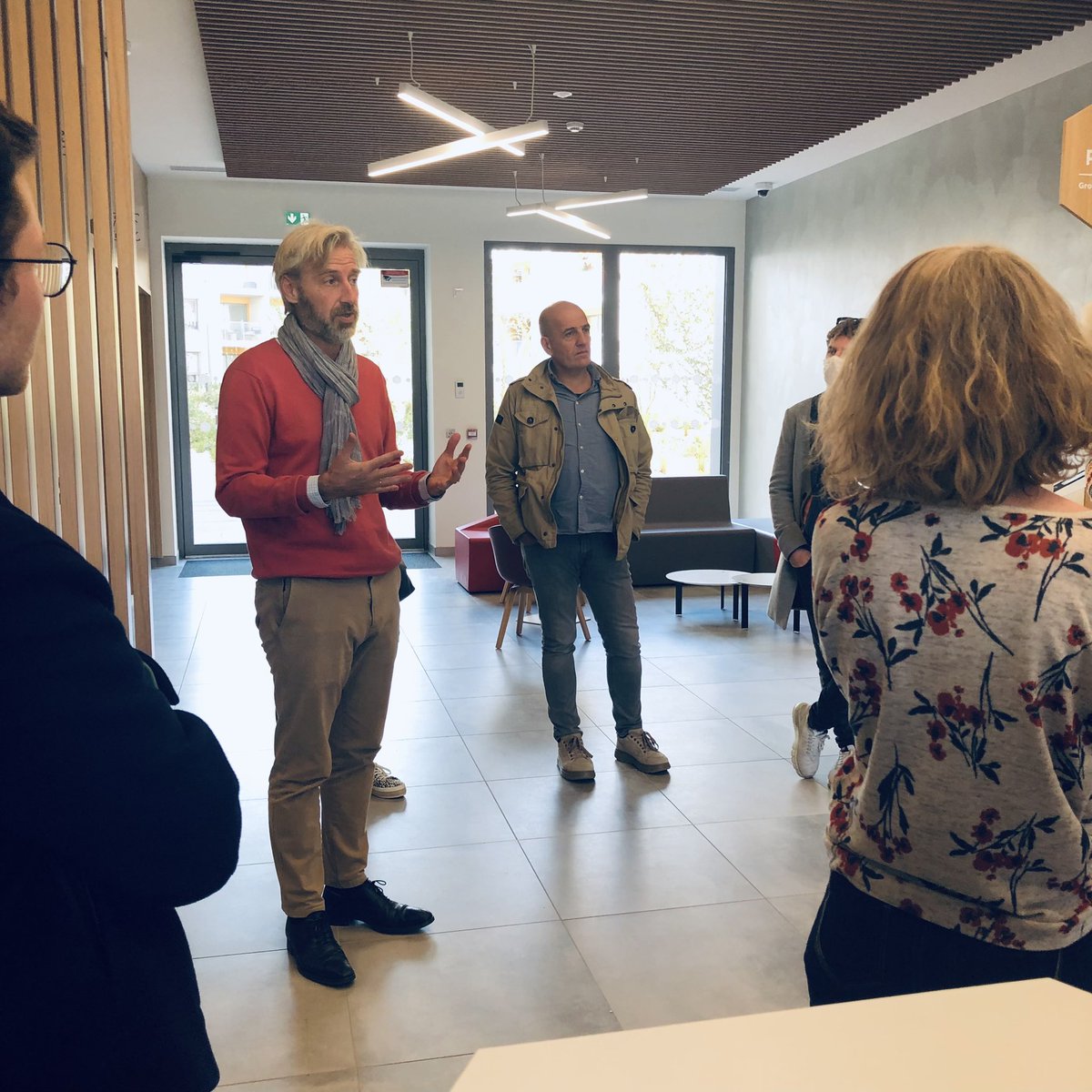 Podeliha_AL's tweet photo. | 𝗣𝗼𝗱𝗲𝗹𝗶𝗵𝗮 𝗟𝗶𝘃𝗲 🔴 |
Pour les #JNArchi2021, les #architectes Jérôme de Crozé et @lionelvie racontent l’histoire, les enjeux &amp; usages du nouveau siège de #podeliha, dans un quartier en mutation à @Angers.
Merci à eux pour cette lecture architecturale passionnante 😍 https://t.co/0cpuCyXvay