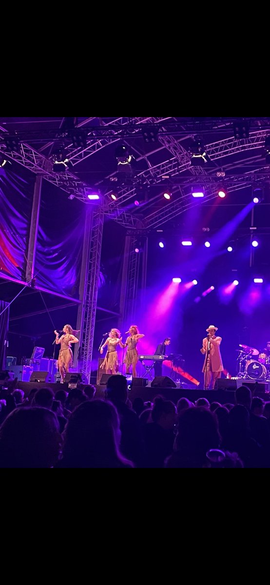 Gisteren weer een dag zoals eentje voor corona. Genoten. Eerst de canal parade, heerlijk gegeten bij #dekeukenvanumit en daarna terug in de tijd met Kid Creole and the Cocunuts #rozezaterdag #leeuwarden