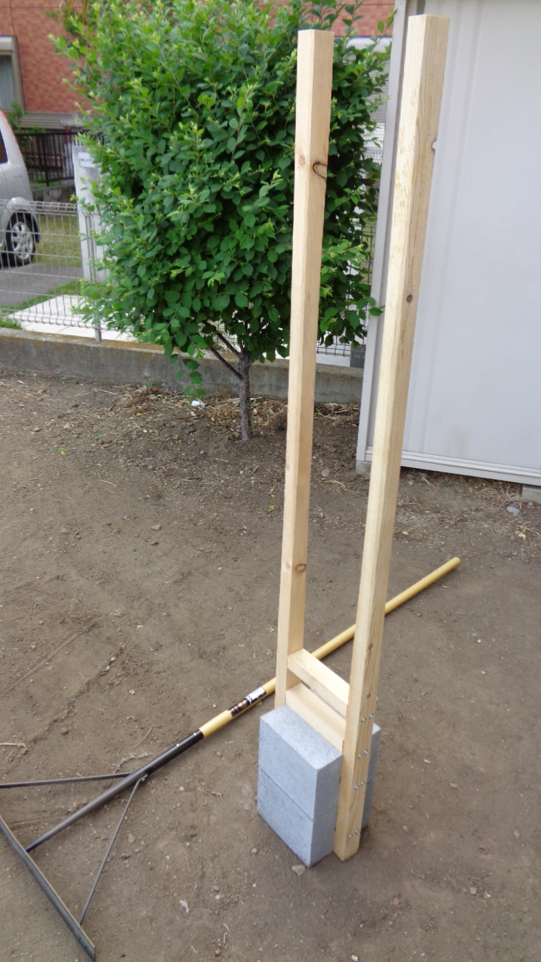 青木双風 サイクルポートを作る 庭にサイクルポートを作ることになりました 整地するための転圧道具が必要なんですが 借りるのも買うのも高いから自作しました 市販品 ガーデニングとんとん をパクりました これで庭を平らにしまくるぞ マイン