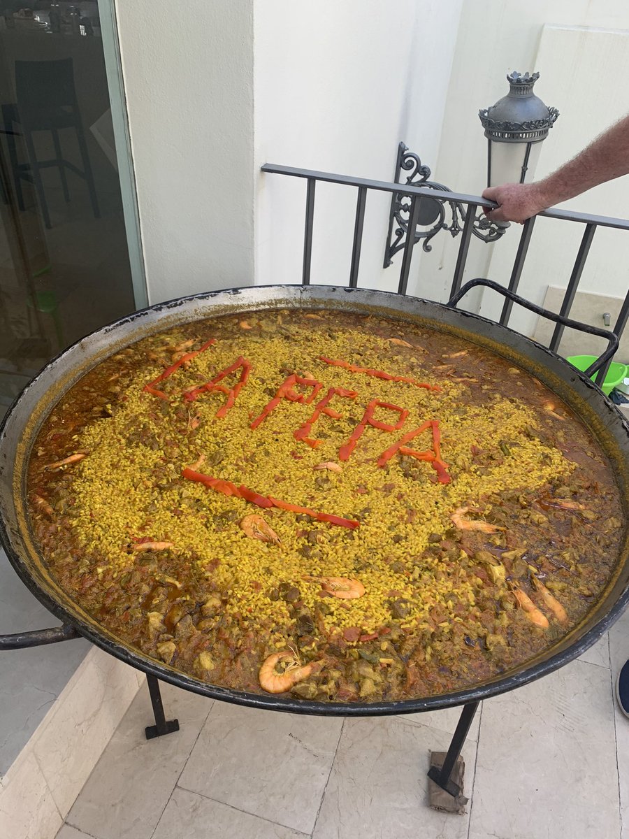 lapepa_1980's tweet photo. Después de una mañana de ensayo disfrutamos de una magnífica paella en nuestra Casa Hermandad @Santa_VeraCruz 

#lapepa1980 https://t.co/cCdZv35FFS