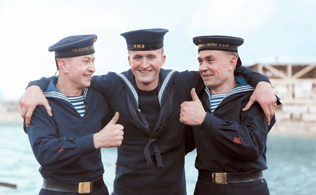 Лихие матросы среди которых мы заметили нашего. Британские моряки. Моряк. Российские моряки. Матрос моряк.