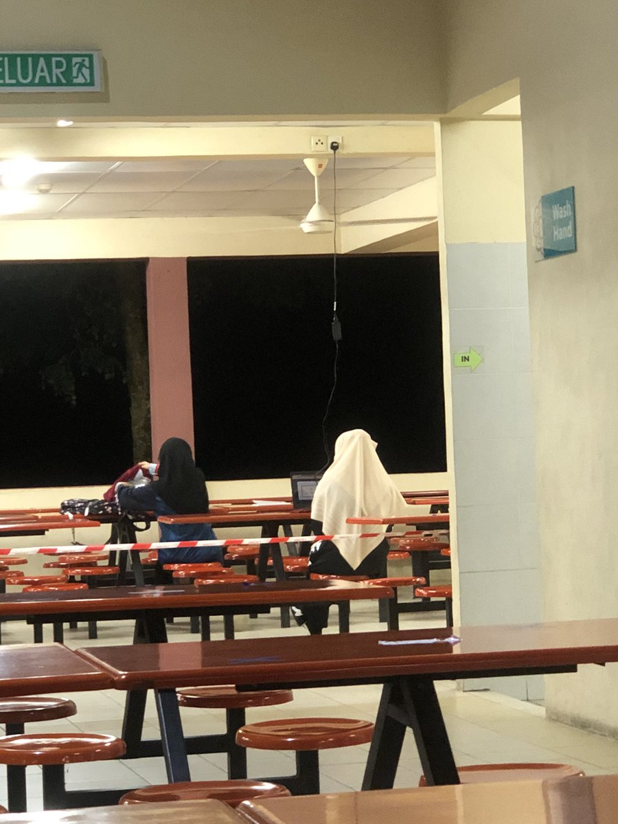 Nazhann_m's tweet photo. uia cara charge sambil mintak rahmat tuhan, bateri tahan sampai kiamat
😭😭 https://t.co/lcIZDWP1UO