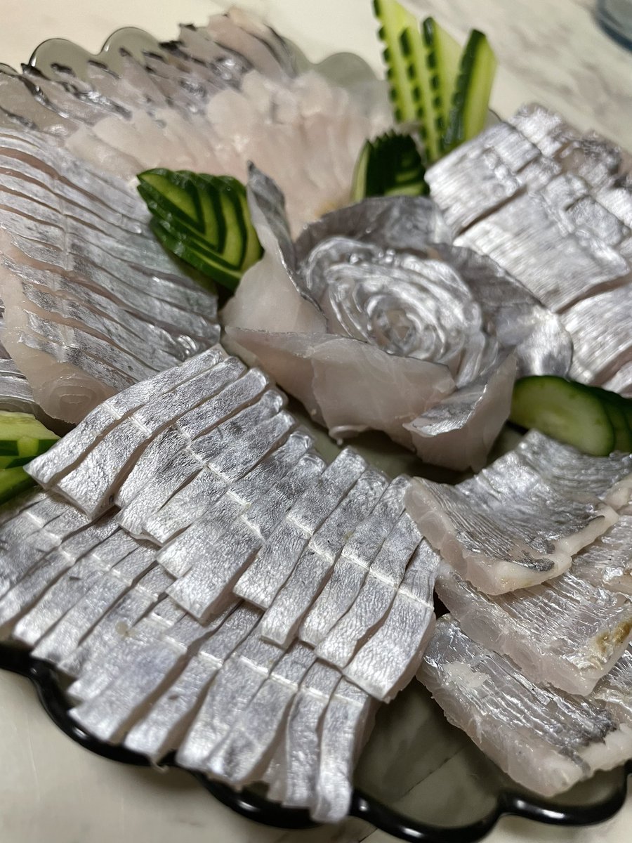 Leno レノ 先日釣ったタチウオでお刺身作りました 大根 大葉が切れていてキュウリでの飾りのみですがシンプルながら綺麗に盛れたと思います 薄造り 細造り 太造り 炙りとシルバーローズ わら です 切り方で様々な食感が楽しめてとても美味しかった