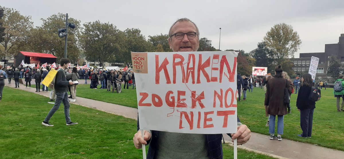 Verstandige mensen strijden voor woonrecht. Het zijn geen leeghoofden die hier staan. #wooncrisis #rtvrijnmond  #boos