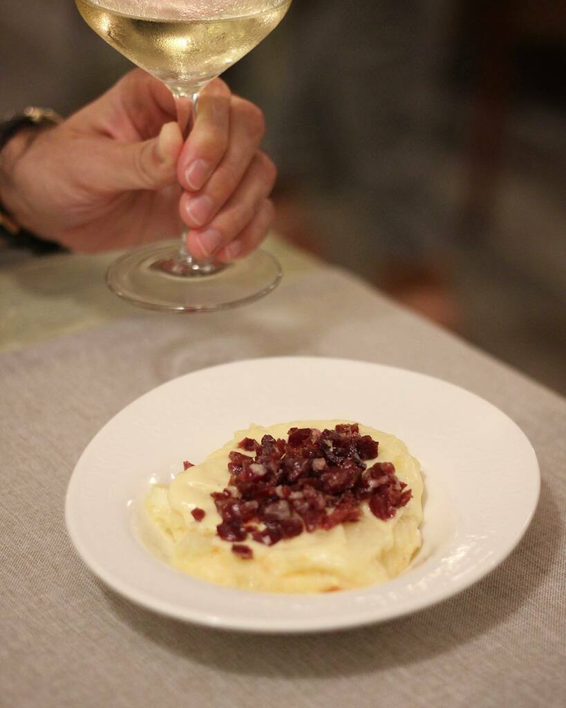 La clásica Ensaladilla Rusa con Taquitos de Jamón ibérico en La Cosmopolita, en manos de @danielcarnerosierra, en #Málaga.