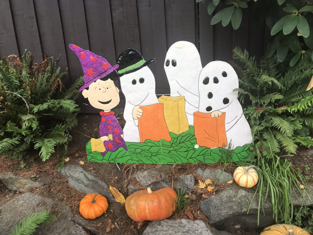 ShannonODKOMO's tweet photo. The Great Pumpkin house in north Seattle never disappoints! #Halloween #SoNorthwest https://t.co/HG5gl8ol4K