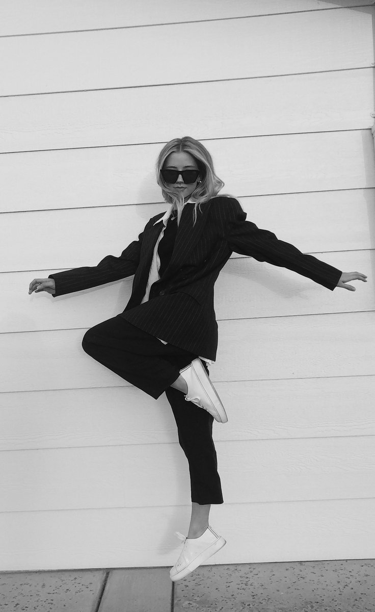 mollyheape_'s tweet photo. probably your dads old blazer #thrifted https://t.co/bdBWUwEJCc