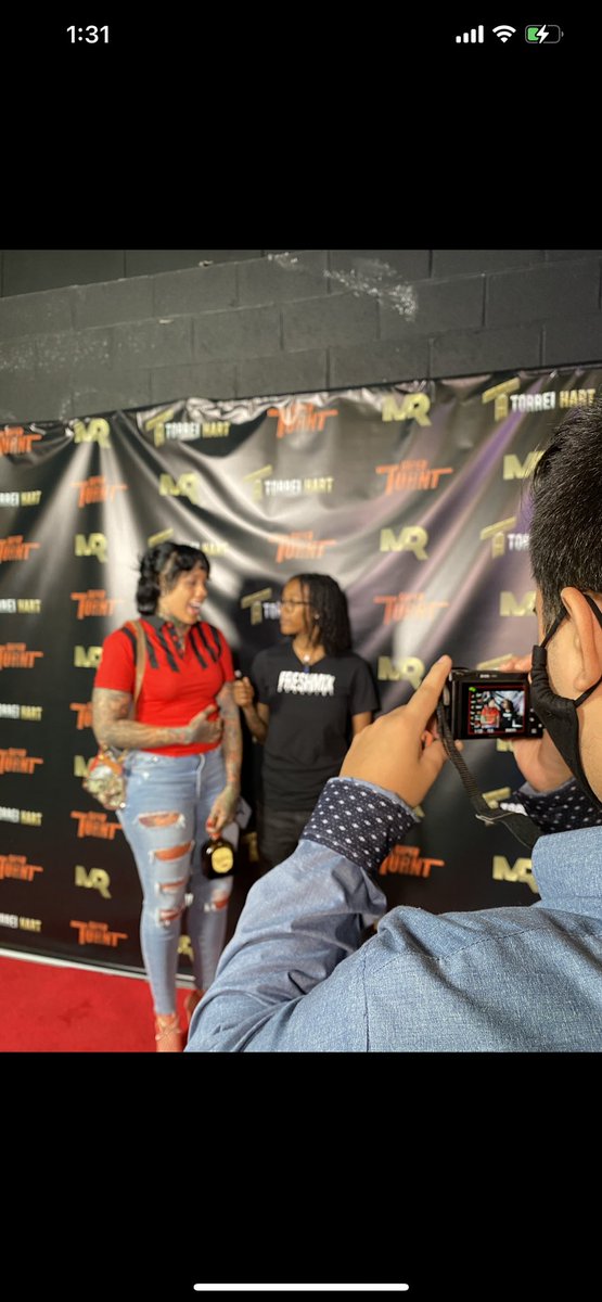 flee_kayy's tweet image. Live Interviews last night on the red carpet for Freshmix Magazine at the movie premiere of Super Turnt! #superturntthemovie #redcarpetinterviews