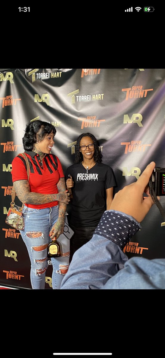 flee_kayy's tweet image. Live Interviews last night on the red carpet for Freshmix Magazine at the movie premiere of Super Turnt! #superturntthemovie #redcarpetinterviews