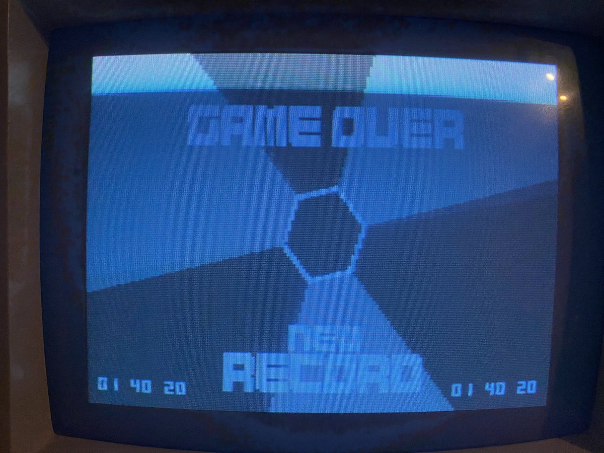 bobbytoni's tweet photo. Was ein Suchtspiel 😳 #microhexagon #retrogaming #c64 https://t.co/5baOvhyVpU