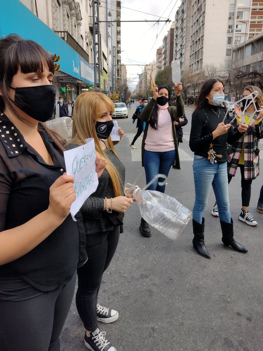 EugeGordillo's tweet photo. A todas las Mamás que en los peores momentos de esta Pandemia estuvieron sosteniendo sus familias con Amora más que dinero, que pelearon por sus negocios abiertos y por la presencialidad en las Aulas, a todas esas #madrazas #FelizDiaDeLaMadre
Las admiro! https://t.co/lQq4beXyGG