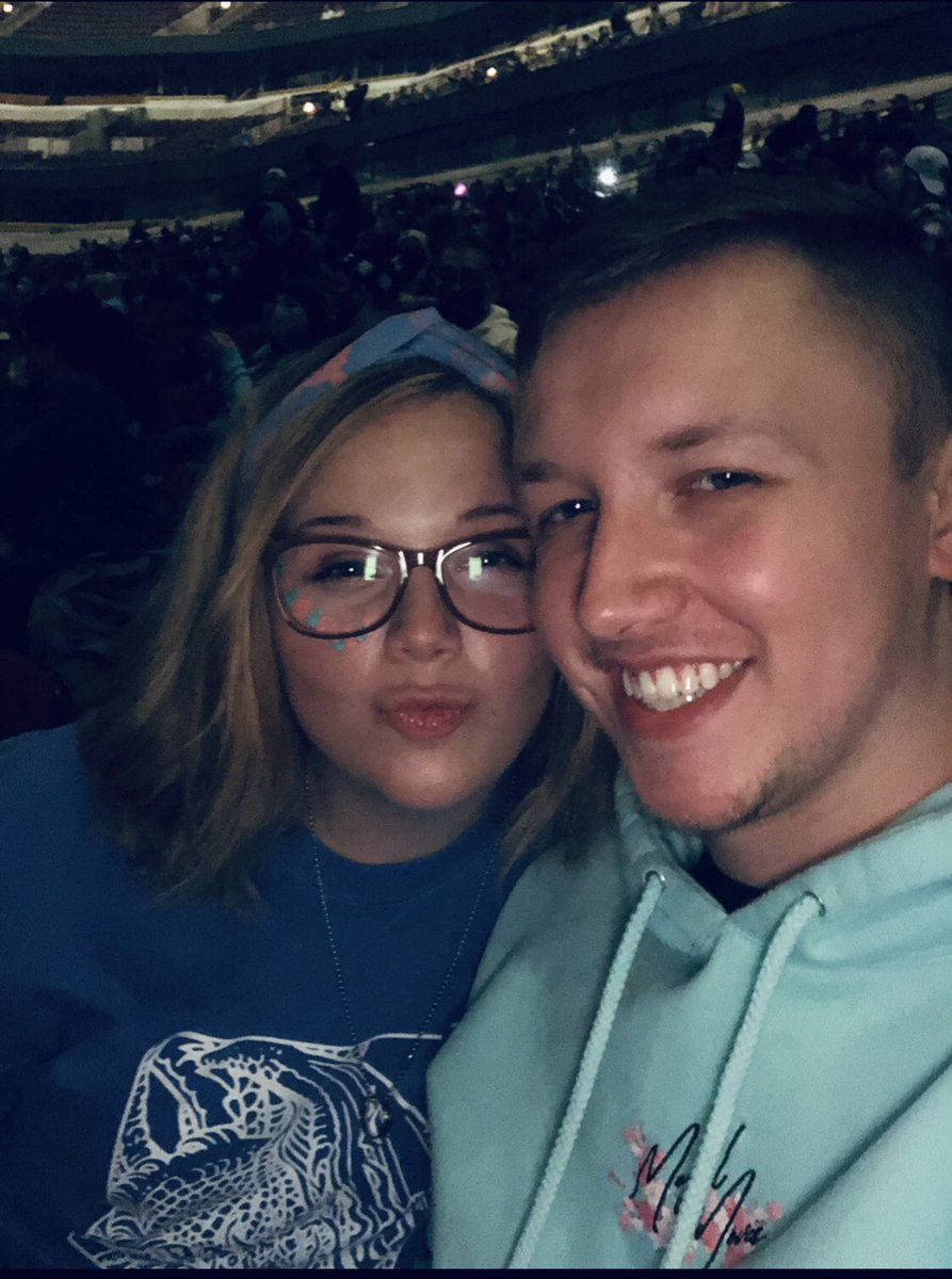 sunflowersaver's tweet photo. More 📸 with my Love from @twentyonepilots #takeoverunitedcenter #takeoverunited #takeovertour #TylerJoseph #joshdun #cliquetober 🖤💖💙 https://t.co/IYS2bfIguG