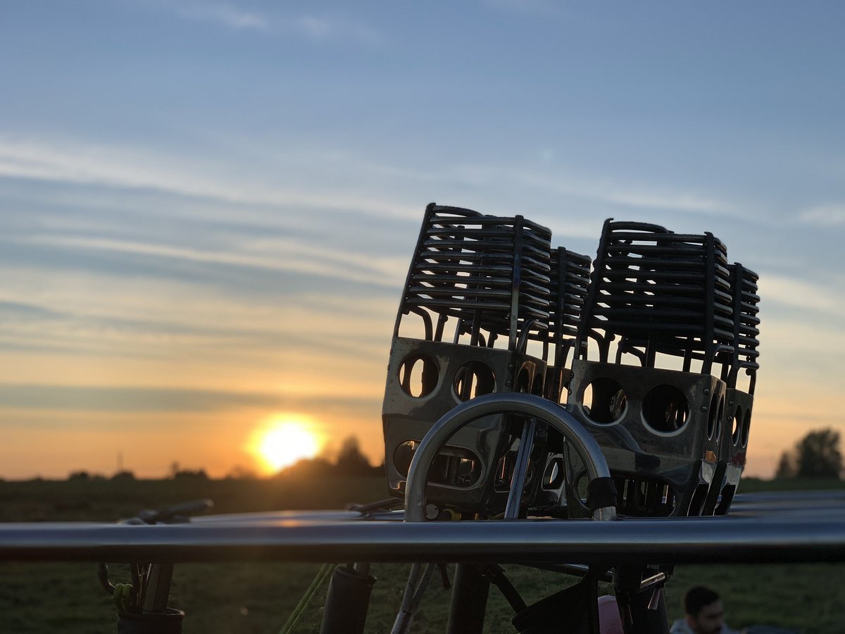 Sunday afternoon’s scheduled service from Keynsham to Chipping Sodbury flown by Mike. We flew alongside Colin in our Exclusive Balloon..What a fab Sunday ☀️ Blue Skies 💙
#sundayfunday
#ballooning
#hotairballooning
