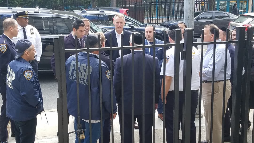 YOFHS's tweet photo. Rabbi Beyda met with Police Commissioner Shea, Assistant Chief Kemper, local elected and security leaders, and others today to discuss the recent security incident and to express their commitment to our safety! @nypdshea @flatbushshomrim @FlatbushJCC @NYPD70Pct @NYPDBklynSouth https://t.co/Ns127VCP0G