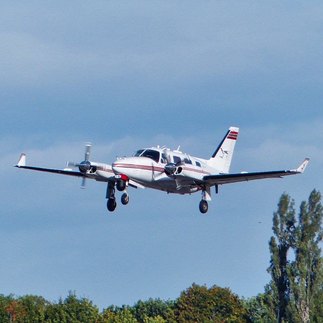 Michaelflying28's tweet photo. 2Excel Aviation Piper PA-31-310 Navajo G-SCMR departing Doncaster Airport 3.10.21.

#2excel #2excelaviation #piper #piperaircraft #piperpa #piperlovers #navajo #pipernavajo #pa31 #pa31navajo #piperpa31 https://t.co/JmyeTHaOJb