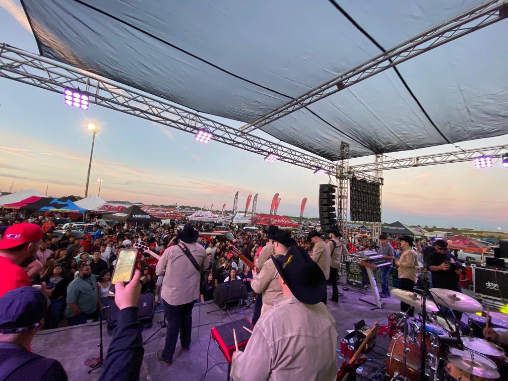 Rebeleon8's tweet photo. October Truck Madness‼️con los Cachorros y Rebeleon muchas gracias al equipo de @ondgas  por la invitación hasta la Próxima‼️ #Rebeleon #Truckshow #HoustonRaceway #Concert OnDgas https://t.co/0rIb4Q9YTs