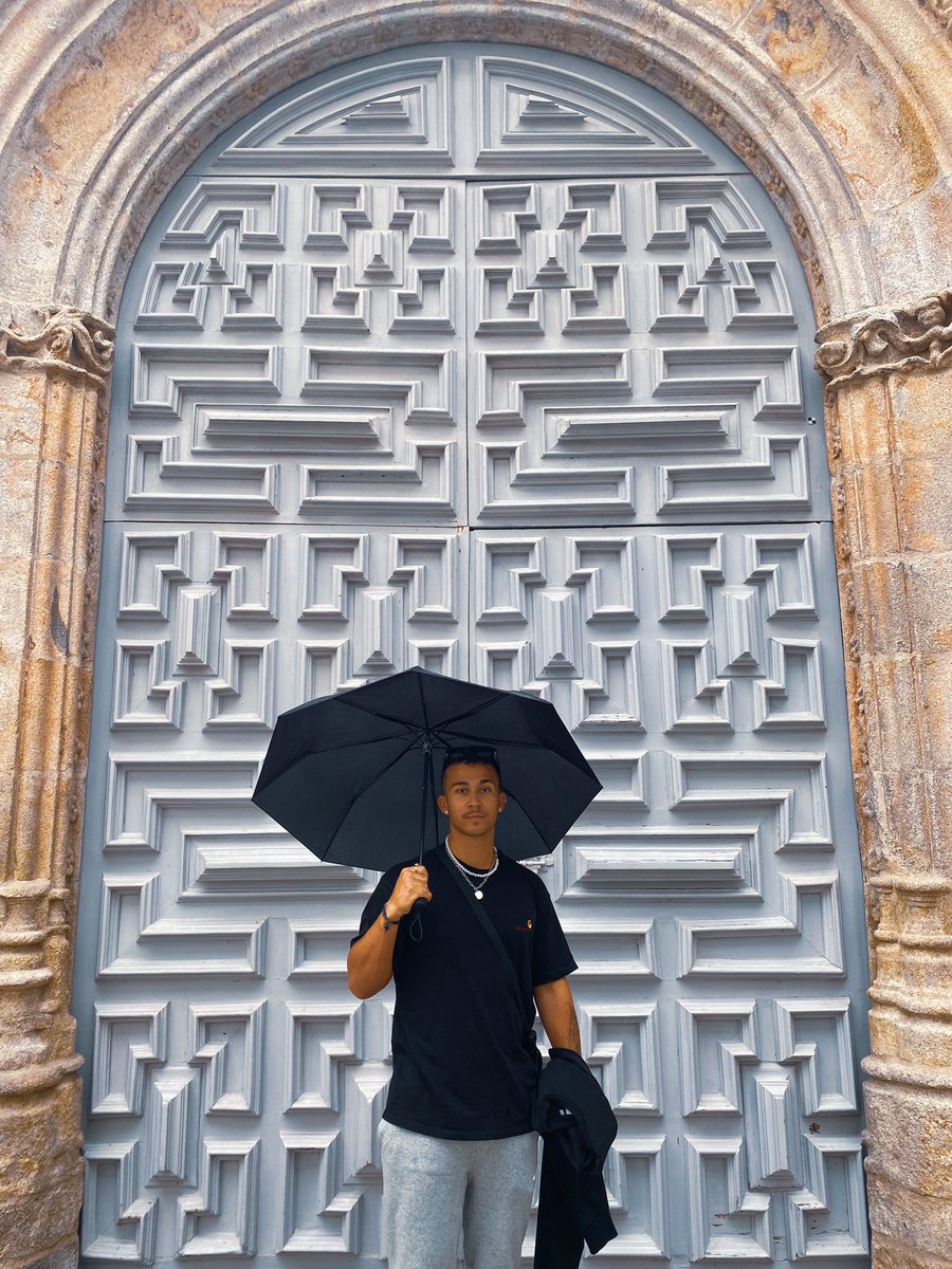 21luckyshit's tweet photo. “Under my umbrella” ahahahah https://t.co/STOEvCVmhk