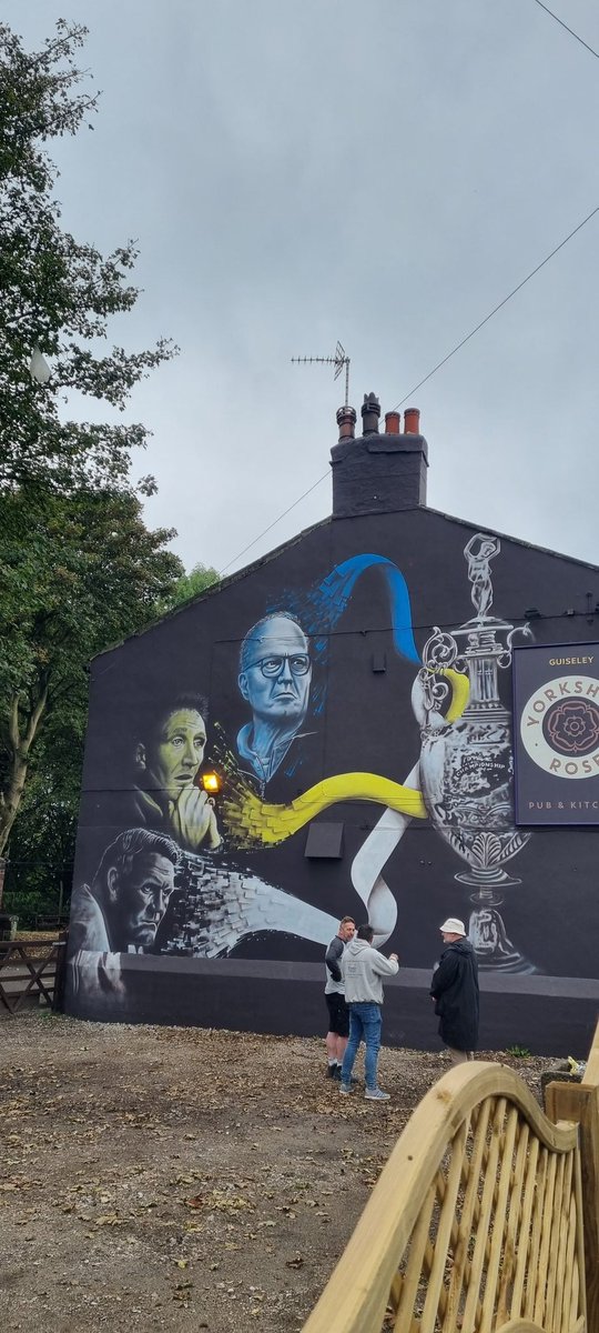 @lufctrust @WYElectrical Went there today as it was finished. Gazed at it for ages while chatting with Jamie about the memories I have of all 3 managers. It's evokes so much for me, amazing work Phil💯🤍💛💙 #lustmurals #lufc