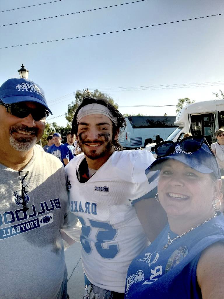 jthompson1264's tweet photo. San Diego was awesome other than the score of the game. Truly enjoy having the opportunity to watch @Jaket024 compete.
#55
#thisdoesntsuck
#drakefootball https://t.co/FLBjdJUC4C