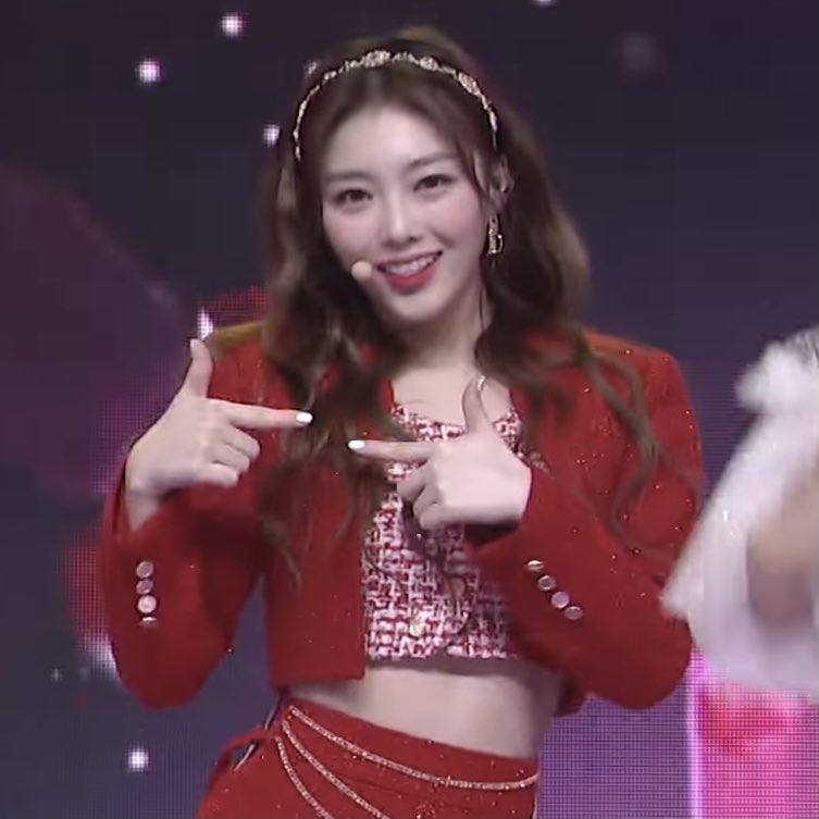 haneulzones's tweet photo. missing her so much https://t.co/znW0dJAF6Y