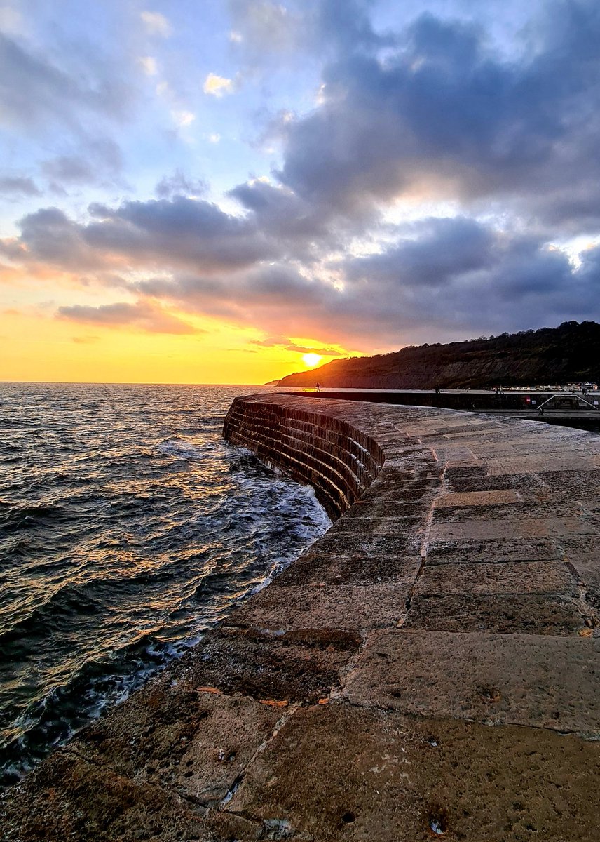 Good evening from Lyme Regis. Here is tonight's sunset from the Cobb 🧡 #Lymeregis #Dorset #sunset