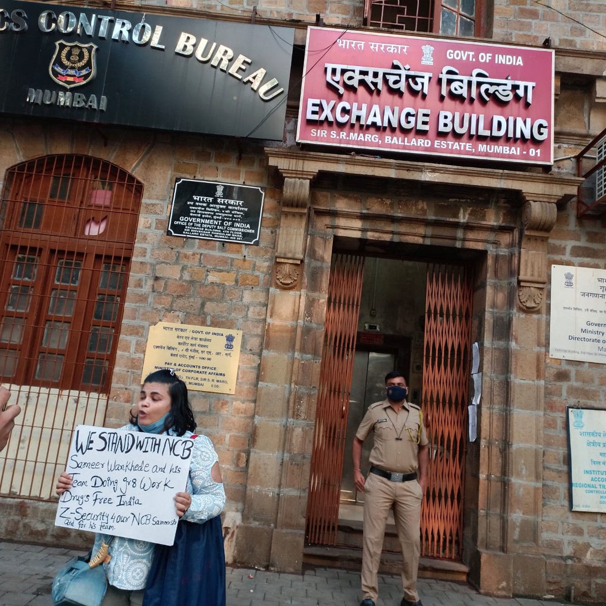 nagda_rupal's tweet image. PLZ SUPPORT SAMEER WANKHEDE SIR. PLZ HOLD PLECARD OR MAKE VIDEO AND ASK FOR SPECIAL SECURITY 
@jasmeen23_  @PMOIndia @HMOIndia @narendramodi  @rashtrapatibhvn @BSF_India @INDIANARMY14 @mahesh_pan_SSR
@IStandWithSSR @Partharaut @SidneyW85778988 @RatnaDixit6