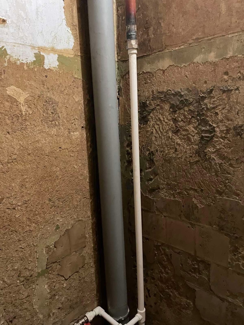 Наружные работы по текущему ремонту временно прекращены из-за низкой температуры окружающей среды, и начались работы внутри обслуживаемых домов. В доме по адресу 22 Партсъезда 40 силами штатных сотрудников УК МКД произведена частичная замена стояков канализации ХВС в подвале.