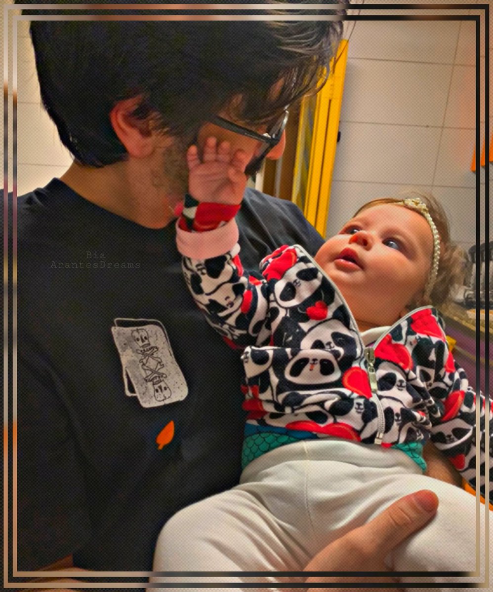 BiaADreams's tweet photo. Momento fofura passando pela sua TL...🥰😍💖
Titio @ianwardd já tá prometendo levar a Meli pros Karaokês para arrasar juntinho.🎤🎶 https://t.co/rZw99m7Zii
