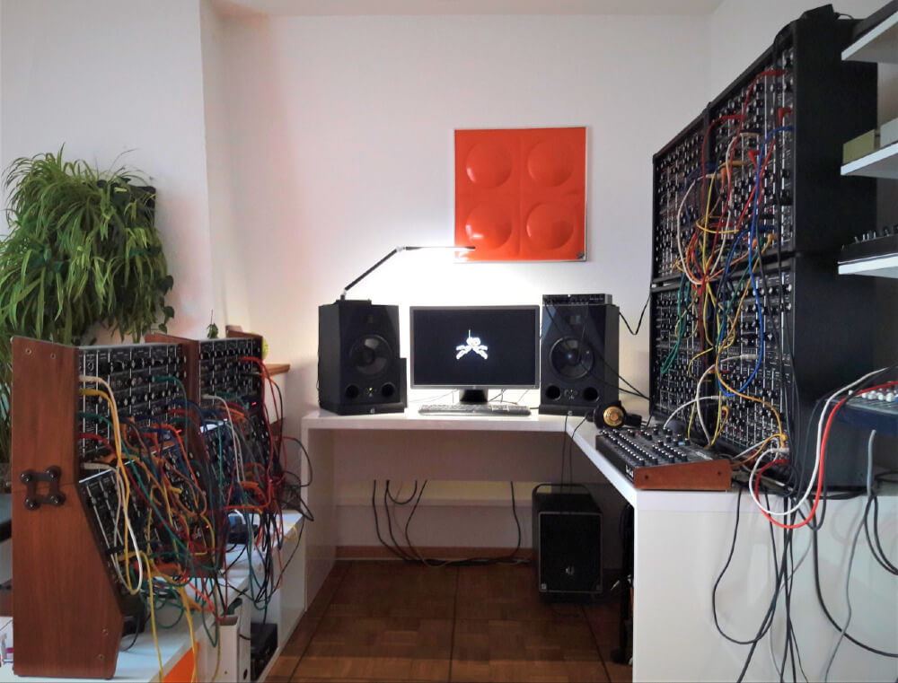 ADAM_Audio's tweet photo. We proudly present: A pair of A8X in the impressive modular setup of Dernot-Ruff 😊🔌 Would you know what to do with all of these cables? ⚡
#ADAMAudio #ADAMA8X https://t.co/VEdVasqwdT