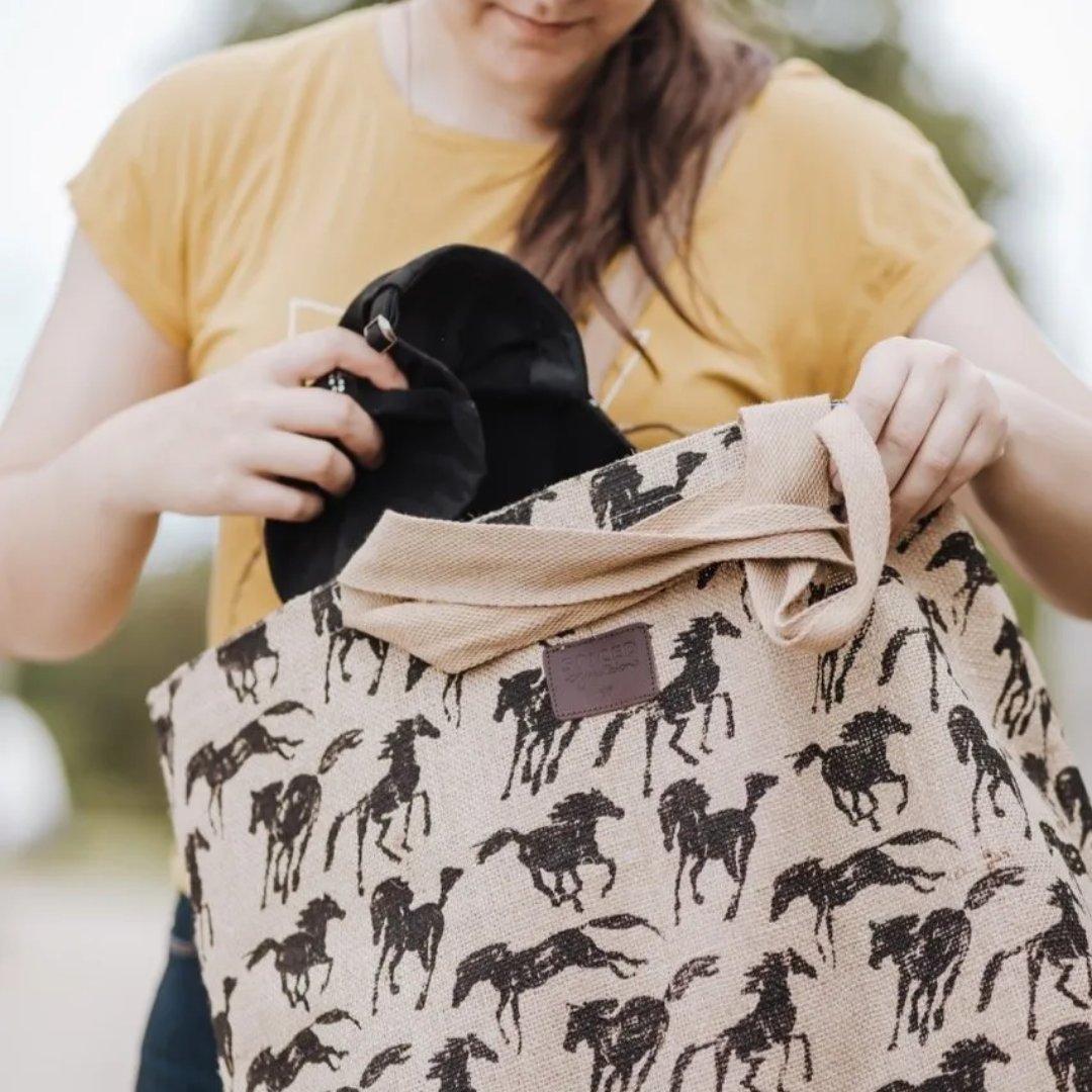 Keep everything close! 🐎 The new Spiced Equestrian Sketch Horse Carry-All Tote is perfect for taking your goodies out to the barn or carrying laundry home!
.
.
.
.
#spicedequestrian #horsebag