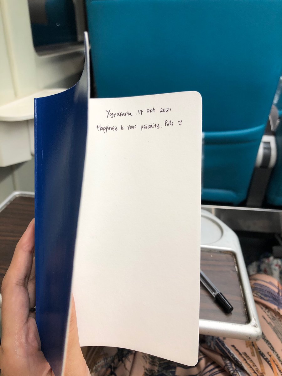 Entah berapa kali hari ini aku menangis.
Dari liat putri nahan nangis pas jalan ke ruangan akad, putri sungkem sama bapak ibu, dan terakhir pas mau pulang, dikasih notes sama aik, dan pas dilihat di kereta... jadi nangis lagi haha. Terima kasih jogja dan manusia2 yg aku temui.