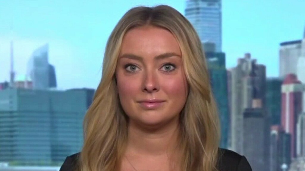 reactjsdevlop's tweet image. "College student warns of dangers of social media" via FOX NEWS ift.tt/3paItIB #trends #Technology #foxnews #followme #Developer