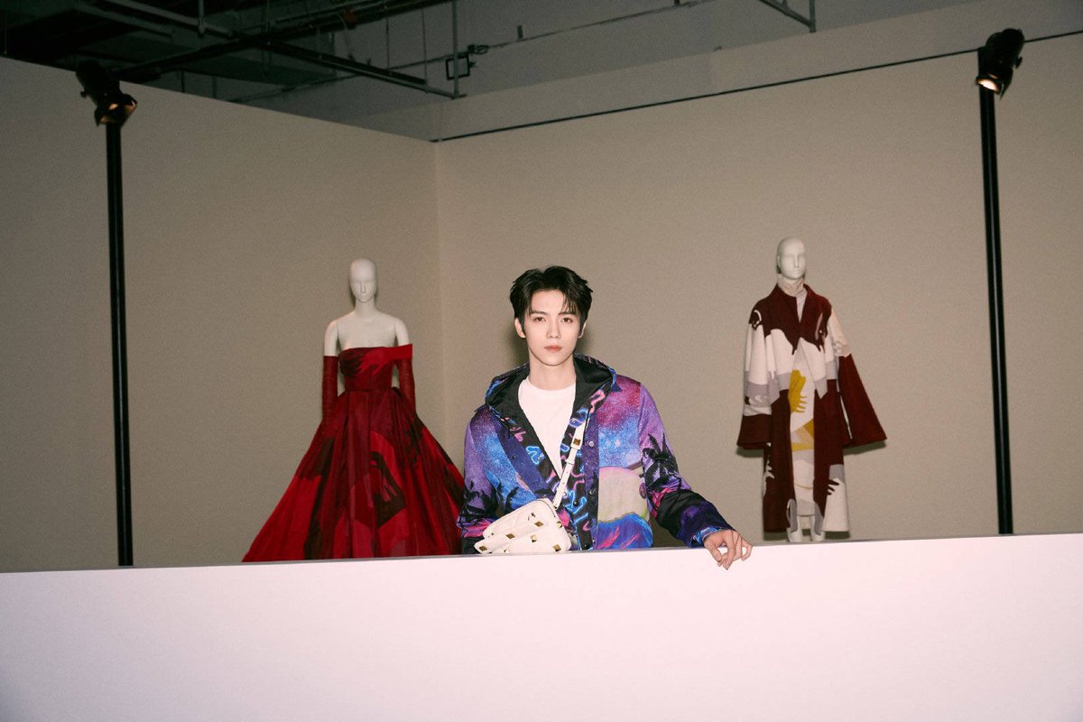 ฉวน! ตลอดเลยอะ อยู่ตั้งนานไม่โพส ชั้นแวบไปทำงานแปปเดียวนางมาตลอด 55555555 😂 ไม่เป็นไร ฉวนได้เข้าชมงานด้านใน ก็ใจฟูแล้ว ขอให้พ่อวาเลนจงรักจงหลงฉวนเยอะๆ😇🤩
(1) #หลัวอีโจว