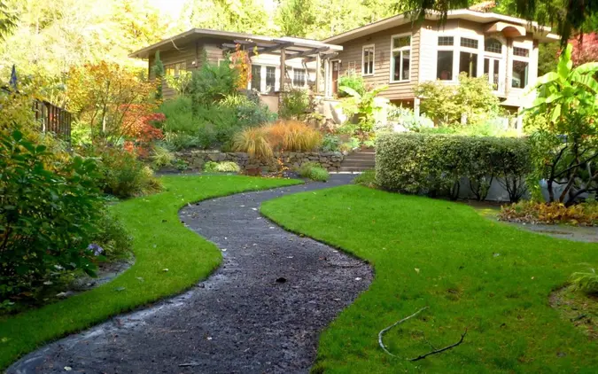 TurfMutt's tweet photo. How important is landscaping is to potential homebuyers? A new survey sheds some light (and it might surprise you): https://t.co/bNiROG019E. #TurfMutt #LivingLandscapes #BackyardMore https://t.co/SVS3Vr3FKv