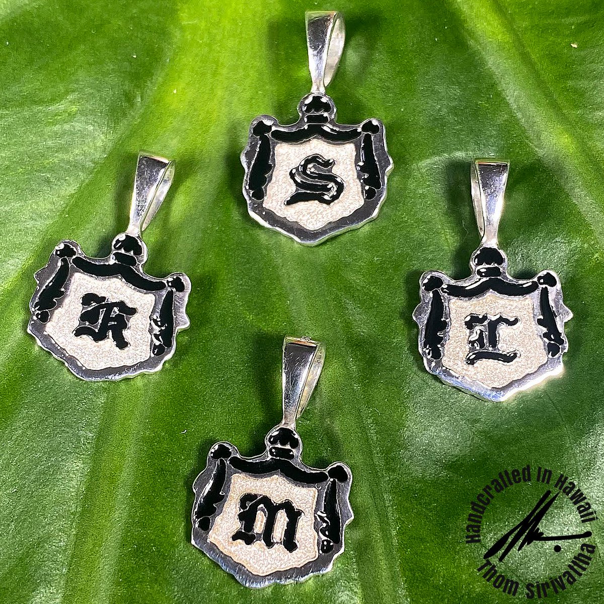 thomsirivattha's tweet photo. Hawaiian Coat-of-Arms #InitialPendant -Silver with Raised Enamel Letter, Size S
https://t.co/MSMUMmFLKF
#thomsirivattha #lahanajewelry #hawaiianjewelry #pendant #coatofarm #initialpendant #ハワイアンジュエリー #ハンドメイドジュエリー #ペンダント #イニシャルペンダント https://t.co/yAg9yMhGNA