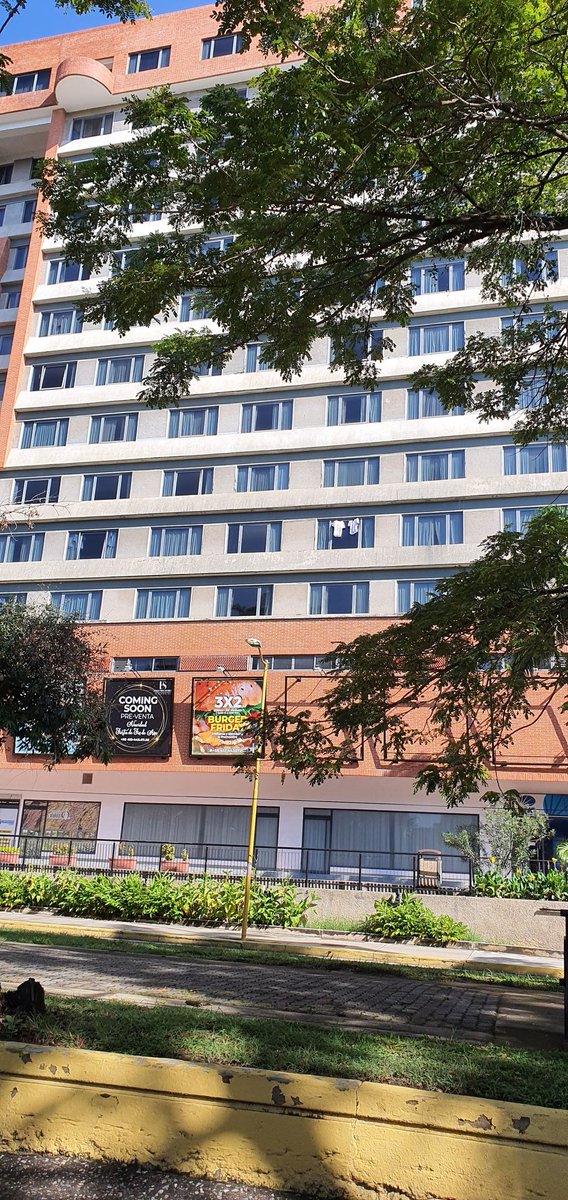 GastroValencia's tweet photo. Cuando un equipo de fútbol se aloja en un hotel de lujo de cinco estrellas, No hay reglas que valgan. "Chamo, no contaban con mi astucia, ya tendí la ropa" https://t.co/uCK38JXlr6