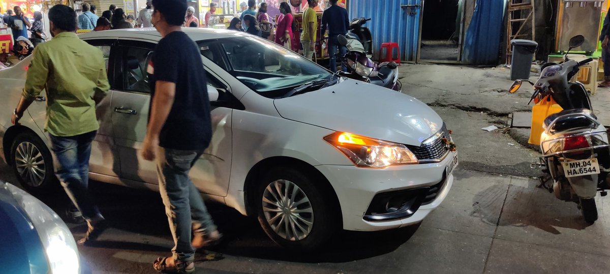 SatheAnish's tweet photo. @ThaneTraffic  @ThaneCityPolice- This is a daily affair, cars are parked in front of the gate, and driver is nowhere nearby. Have been waiting for long : Address: Masunda Talavpali, nxt to Visawa hotel.. https://t.co/qWx8uWe7Xs