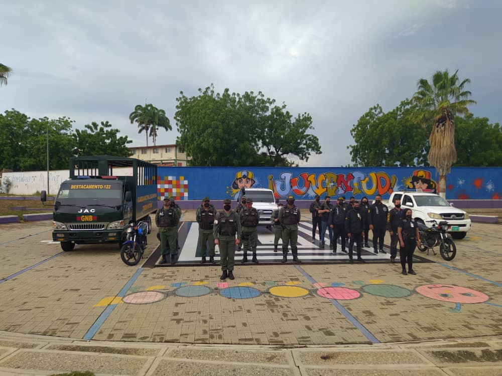 GNBcz12Lara's tweet image. #17Oct||🚧🚔Los @CentinelasD122 seguimos al servicio del pueblo nos mantenemos desplegados a lo largo y del territorio torrense en los diferente puntos de control de la ciudad.
#LaVerdadSiempreTriunfa
#EnDefensaDeLaPatria
#PuebloYCEOFANBVenceremos
.@GnbGaranteDePaz
#GNBCmdteD121