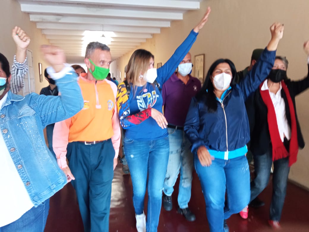 DalilaRosilloM's tweet photo. Igualmente nuestras escuelas #Caripe recibieron una gota de amor para embellecerlas  y  recibir con colorido a los alumnos en su  #RegresoAClases 💕🎈💮
 @NicolasMaduro @dcabellor @SACS_MPPS @PartidoPSUV @ErnestoPSUV_ 
#21Nov Victoriosos!! https://t.co/d1divDBDrb