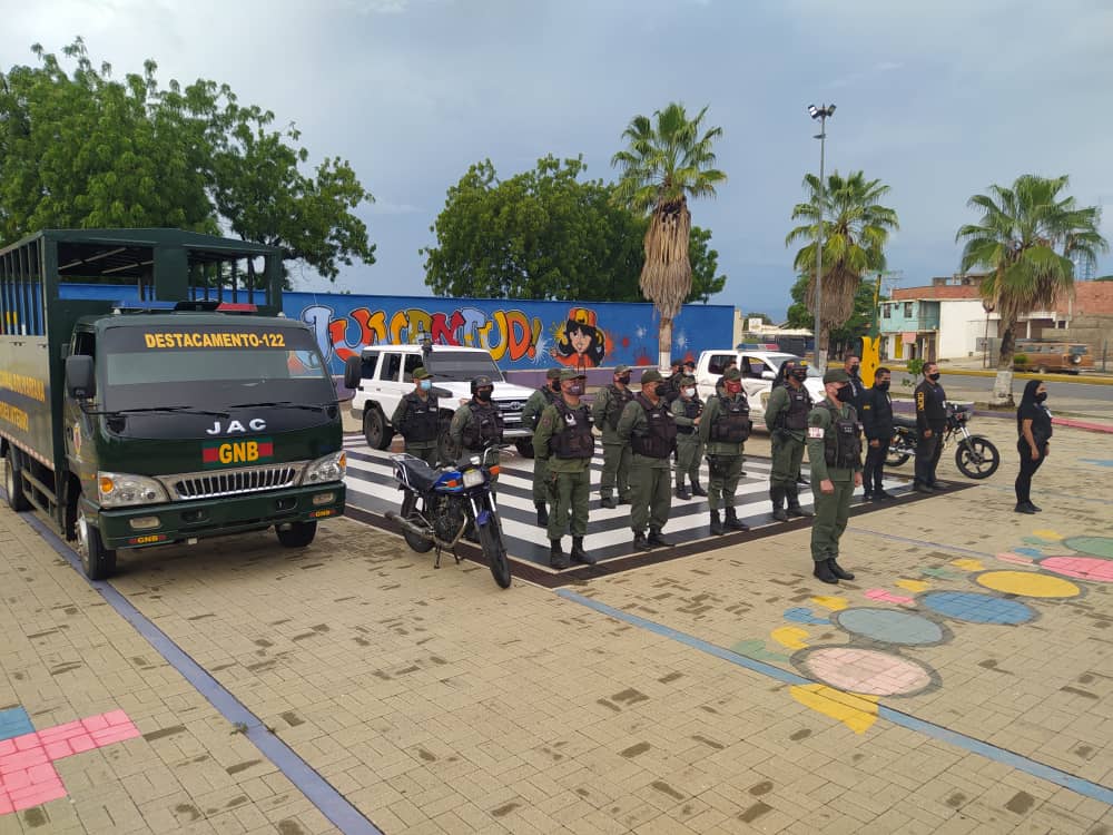 GNBcz12Lara's tweet image. #17Oct||🚧🚔Los @CentinelasD122 seguimos al servicio del pueblo nos mantenemos desplegados a lo largo y del territorio torrense en los diferente puntos de control de la ciudad.
#LaVerdadSiempreTriunfa
#EnDefensaDeLaPatria
#PuebloYCEOFANBVenceremos
.@GnbGaranteDePaz
#GNBCmdteD121