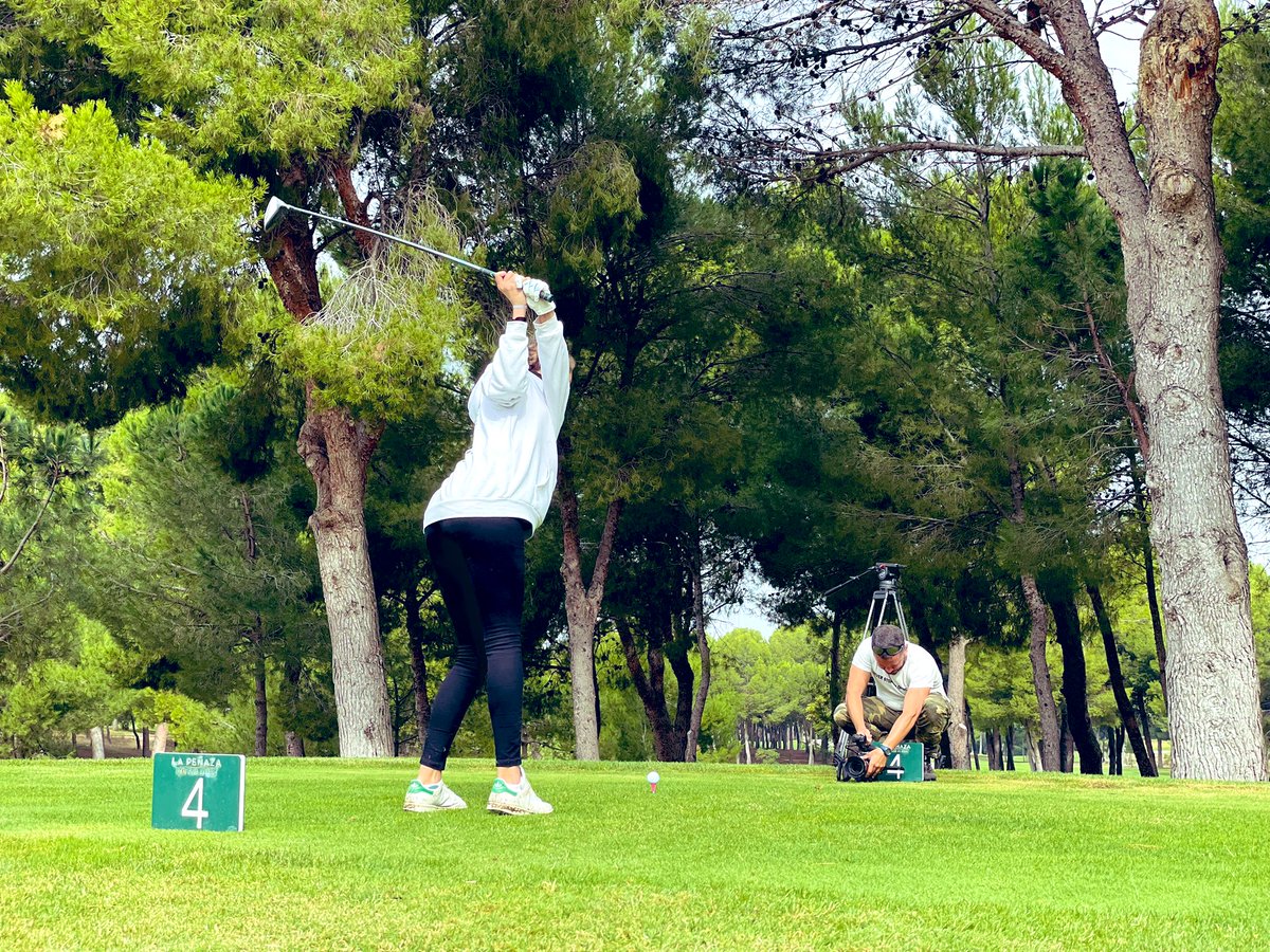 maria_burguete's tweet photo. Gran jornada de grabación en @GolfLaPenaza con la penúltima prueba de @OsoBogey del año! Gracias por el recibimiento #mañicos !!#osobogeysantanderkidstour #golfdelbueno #domingodegolf #campazo #volveremos https://t.co/aUWUhBZE17